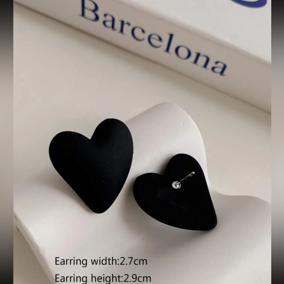 🖤 Awesome Large Matte Heart Stud Earrings 🖤 - Picture 3 of 4